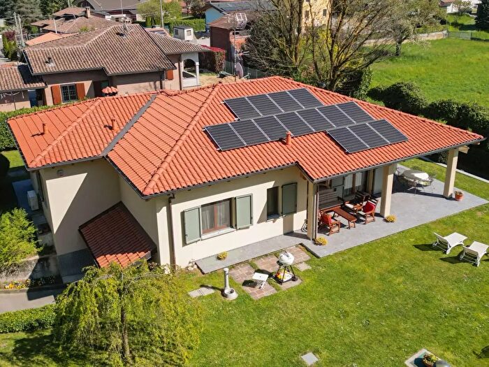 Casa quadrilocale in vendita in Via Monte Zuccolo, Appiano Gentile