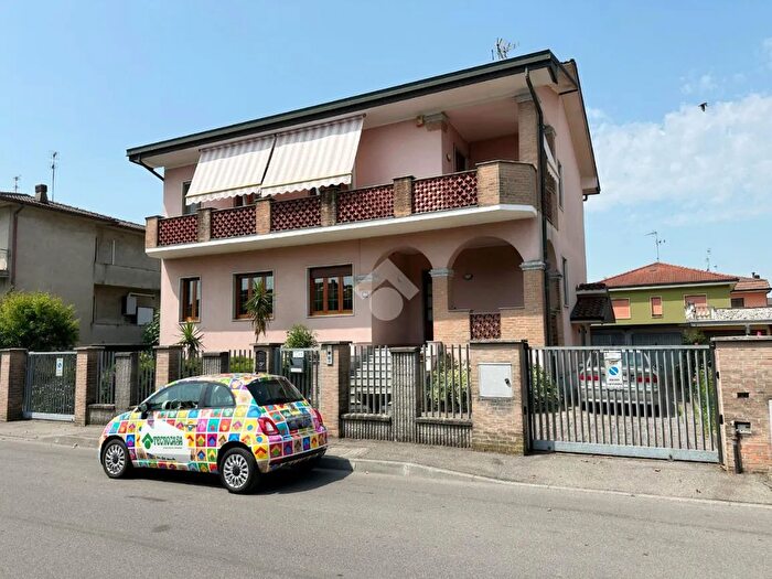 Casa quadrilocale in vendita in Via C Marx, Settala