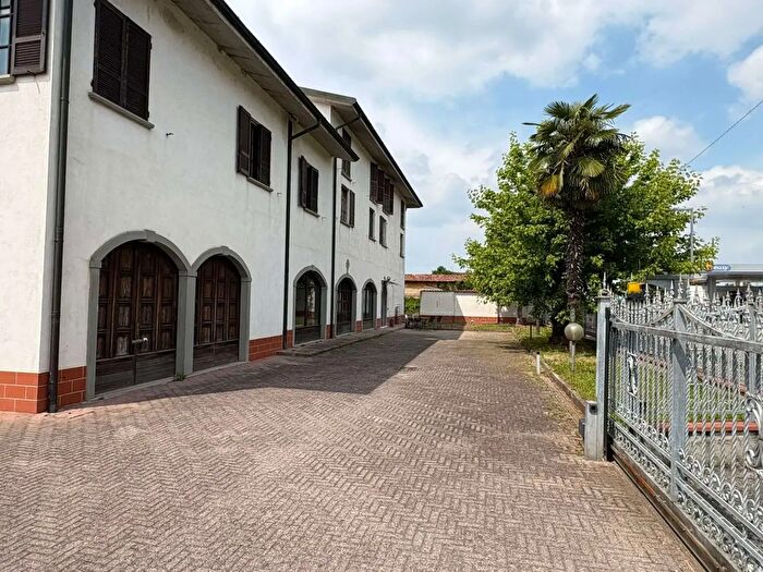 Appartamento quadrilocale in vendita in Via Suardi, Arcene