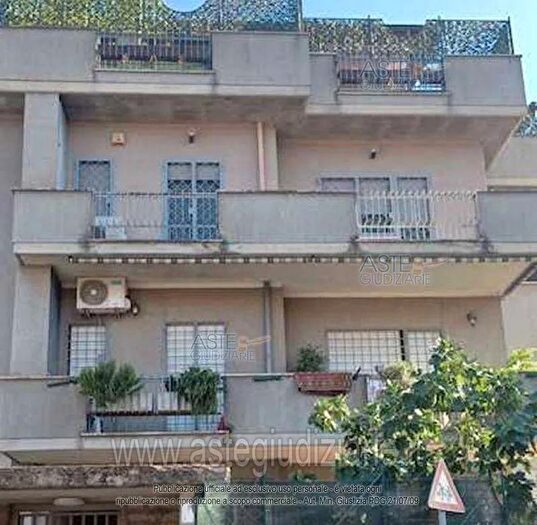 Appartamento trilocale in vendita in Via Vignale, Roma