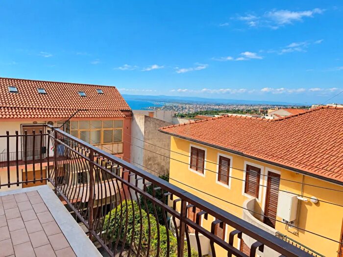 Appartamento trilocale in vendita in Via Genova, Aci Castello