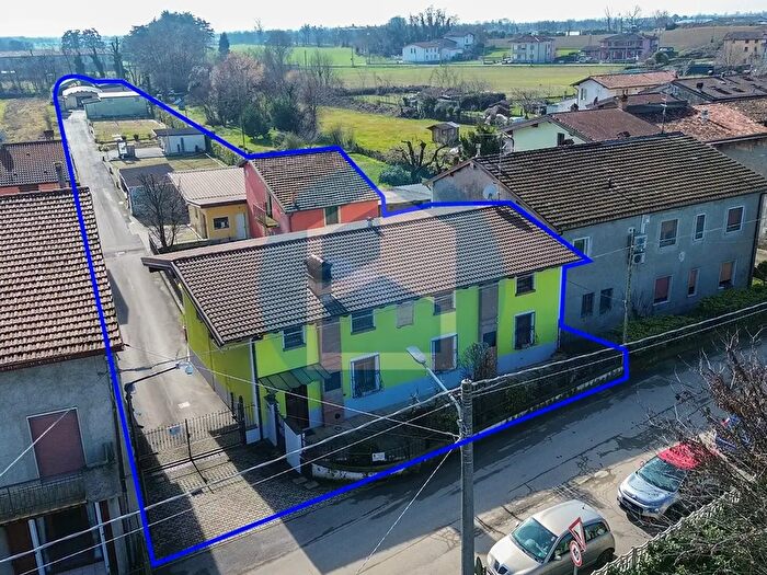 Casa con 9 locali in vendita in Via Regina Elena, Cazzago San Martino