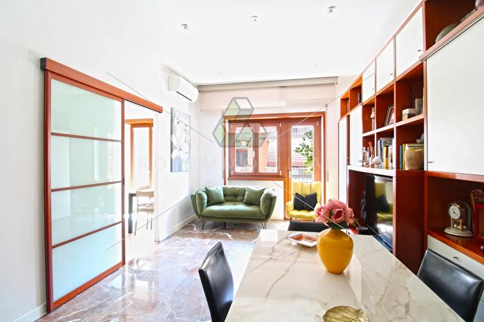 Appartamento trilocale in vendita in Via Val Maira, Roma