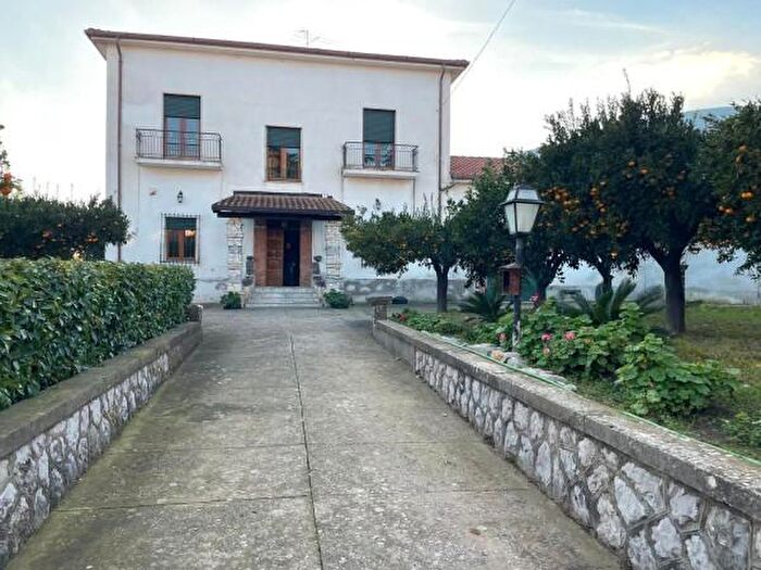 Casa con 5 locali in vendita in Falciano Del Massico