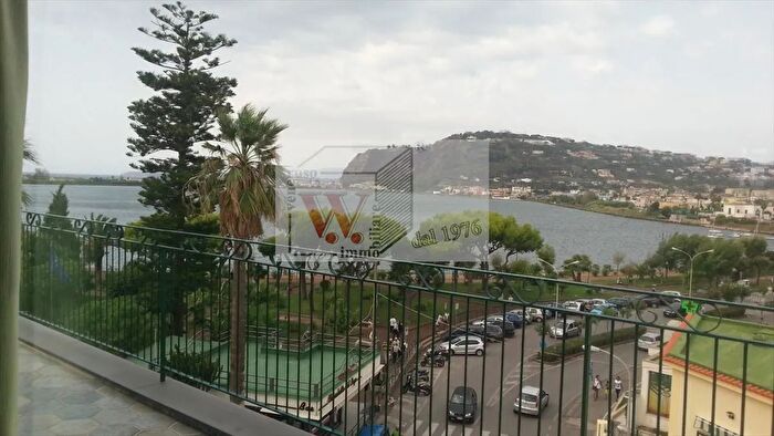 Appartamento trilocale in vendita in Bacoli