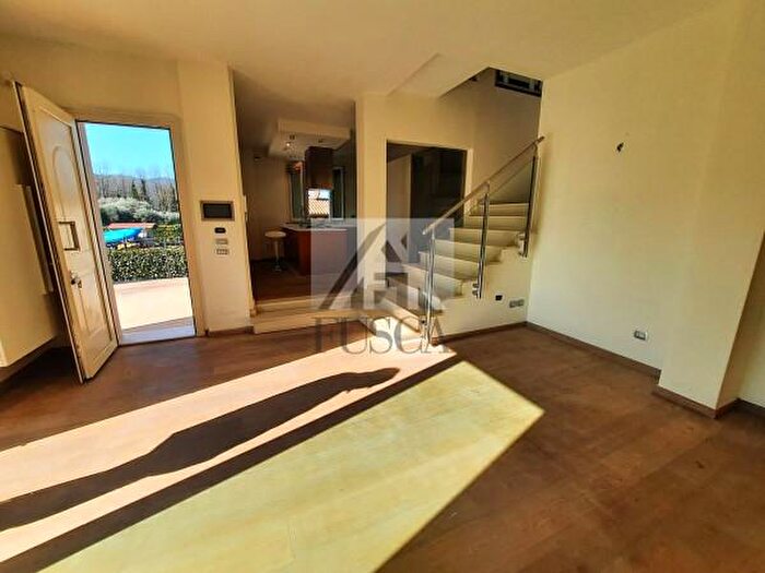 Casa con 6 locali in vendita in Via Sottomonte, Lucca