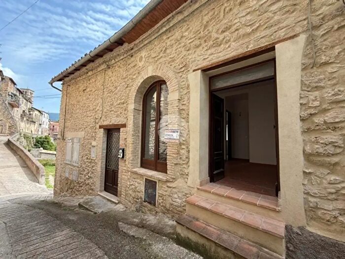Appartamento trilocale in vendita in Via Belvedere, Tarano