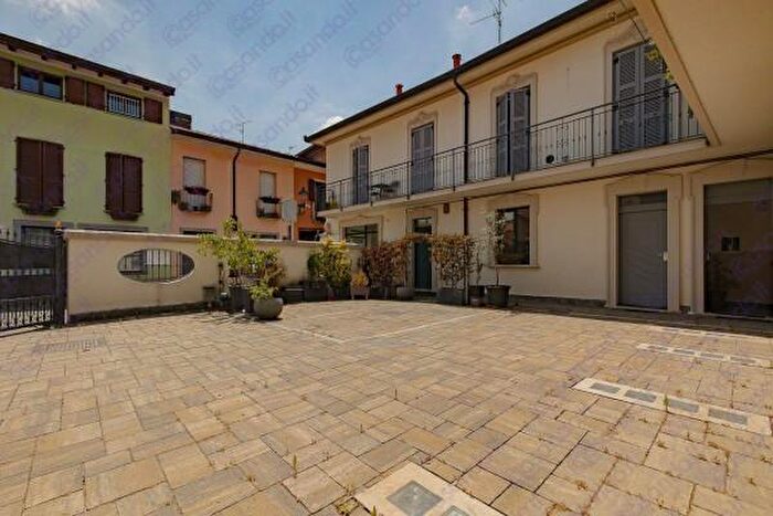 Appartamento trilocale in vendita in Via Vittorio Emanuele, Lazzate