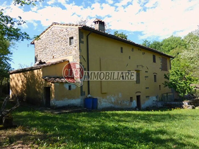 Casa con 8 locali in vendita in Vicchio