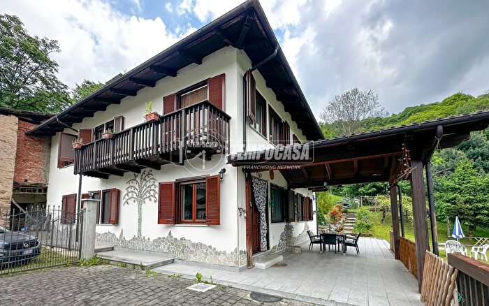 Casa con 6 locali in vendita in Paesana