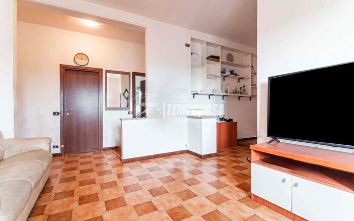 Appartamento trilocale in vendita in Via Giovanni Pascoli, Lurate Caccivio