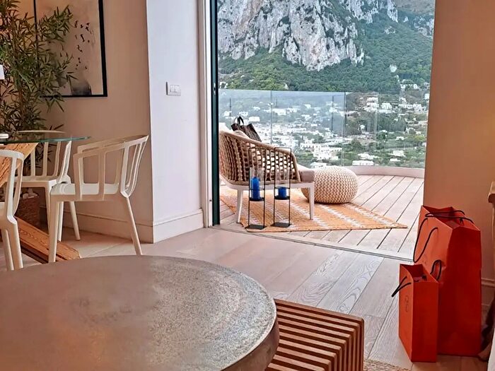 Appartamento trilocale in vendita in Piazza Umberto I, Capri