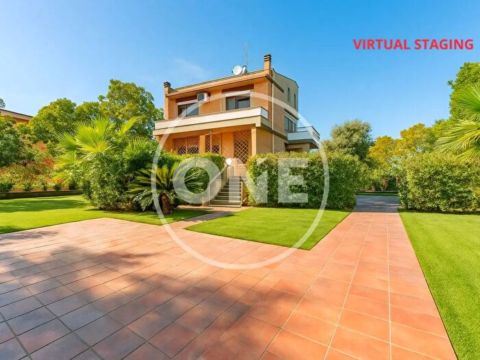 Casa con 10 locali in vendita in Via Elio Chianesi, Roma