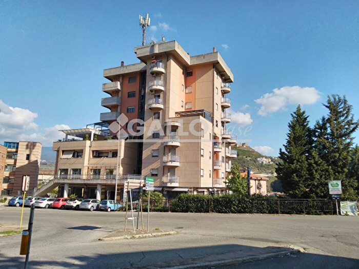 Appartamento con 6 locali in vendita in Via Romualdo Montagna Cosenza, Cosenza