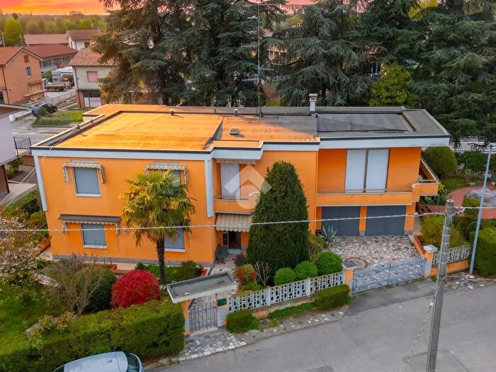 Casa con 9 locali in vendita in Via Gruara, Poviglio