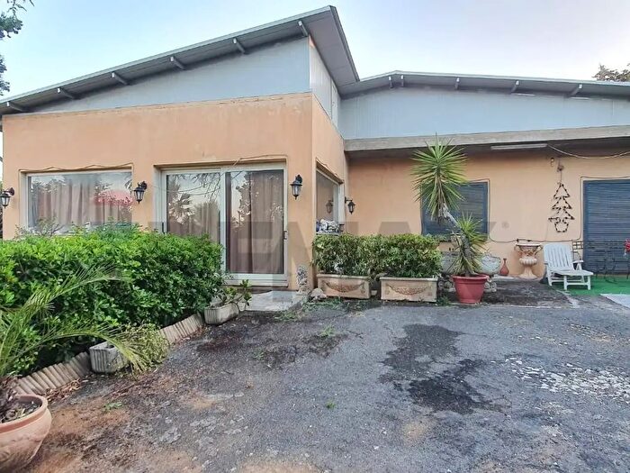 Casa con 10 locali in vendita in Via Fisicara, Caltagirone