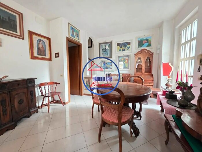 Casa con 10 locali in vendita in Viareggio