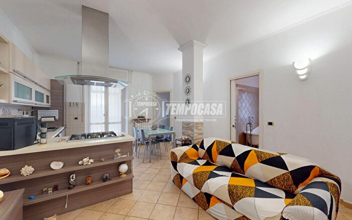 Appartamento trilocale in vendita in Via Buriasco, Torino