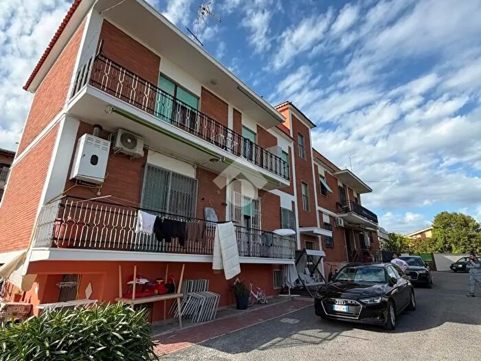 Appartamento quadrilocale in vendita in Via Massa di San Giuliano, Roma