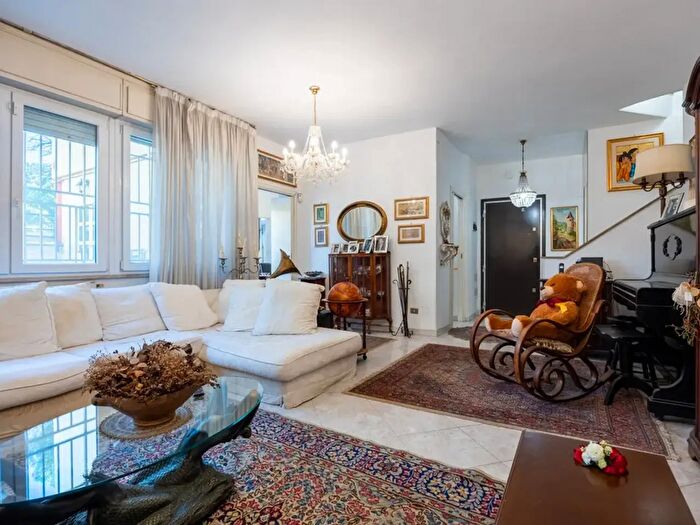Appartamento con 6 locali in vendita in Via Calderon De La Barca, Roma