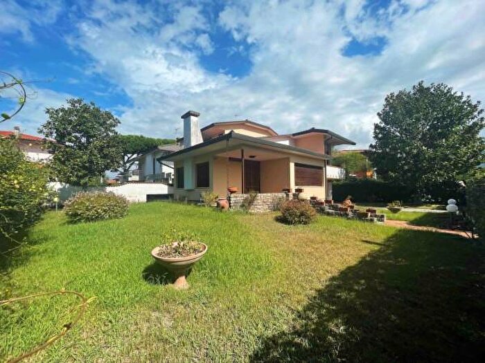 Casa con 6 locali in vendita in Via Palestro, Pietrasanta