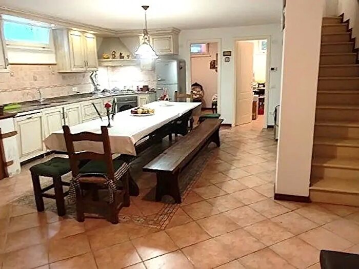 Casa con 6 locali in vendita in Camaiore