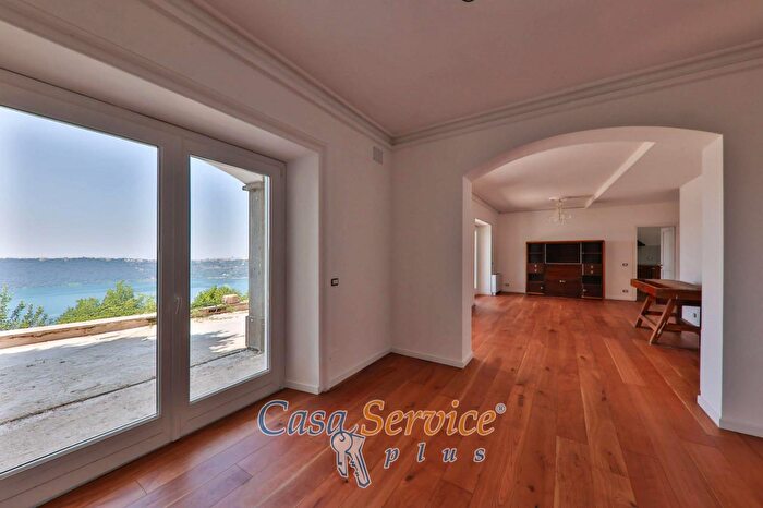 Casa con 9 locali in vendita in Via Spiaggia del Lago, Castel Gandolfo