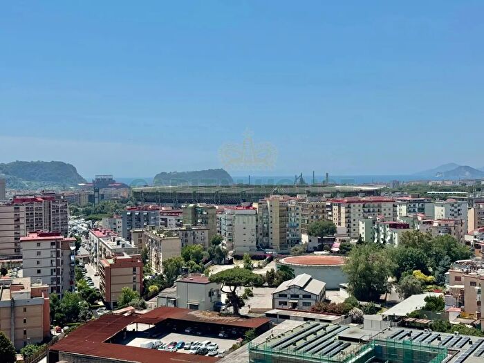 Appartamento trilocale in affitto in Via Terracina, Napoli