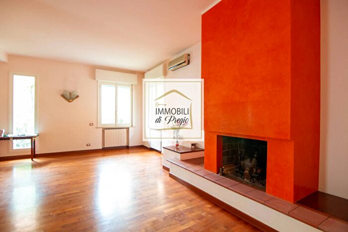 Appartamento con 10 locali in vendita in Via Pietro Mascagni, Parma