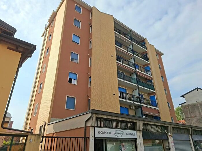 Appartamento con 6 locali in vendita in Via XXIV Maggio, Corsico