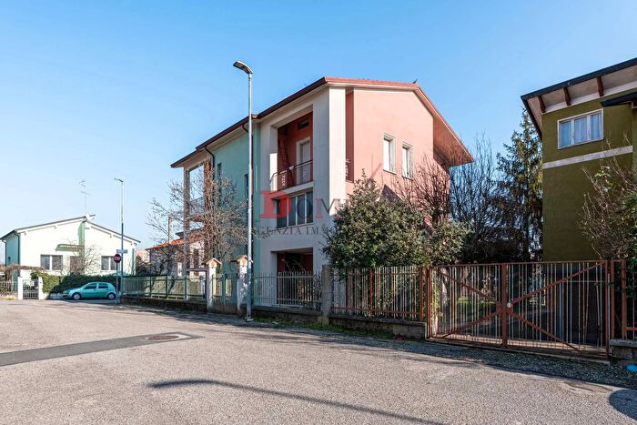 Casa con 9 locali in vendita in Via Asola, Mantova