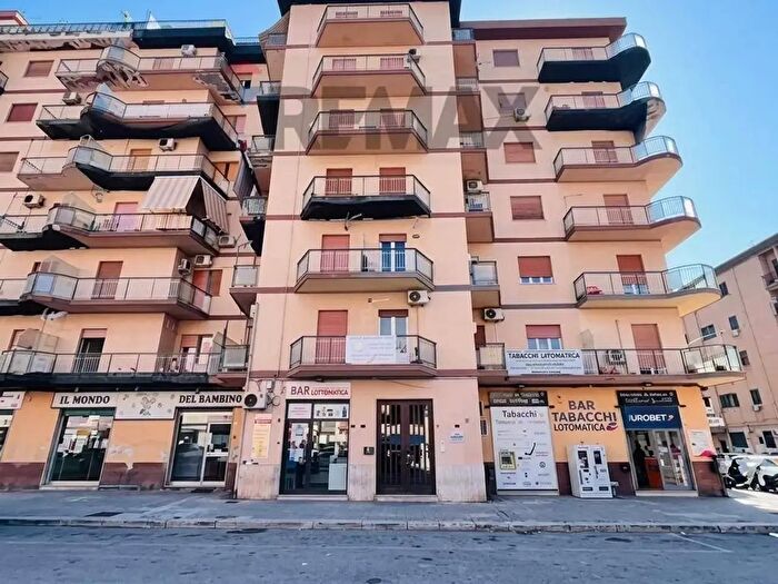 Appartamento con 6 locali in vendita in Via Oreto, Palermo