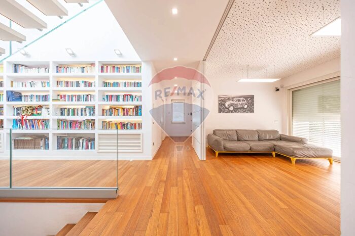 Casa con 11 locali in vendita in Via di Torre Gaia a, Roma