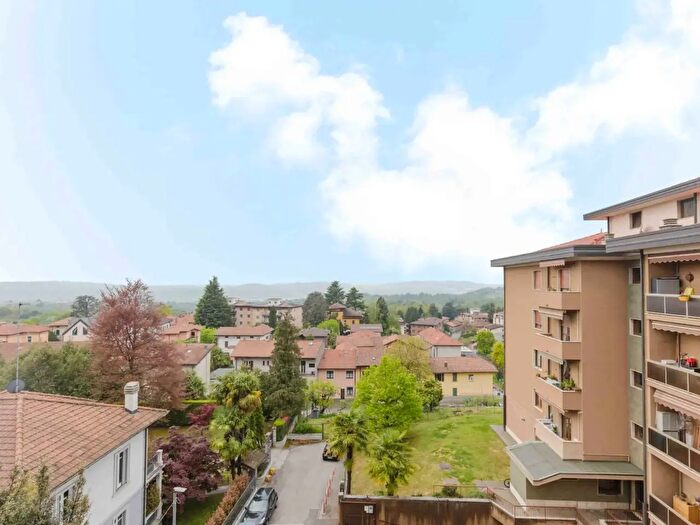 Appartamento quadrilocale in vendita in Via Carlo Poma, Varese