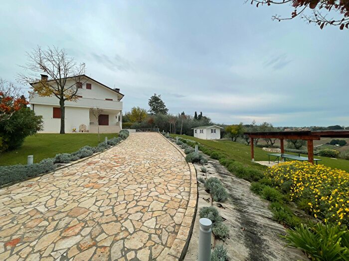 Casa con 10 locali in vendita in Tavullia