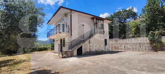 Appartamento con 5 locali in vendita in Località Peloni SNC, Formia