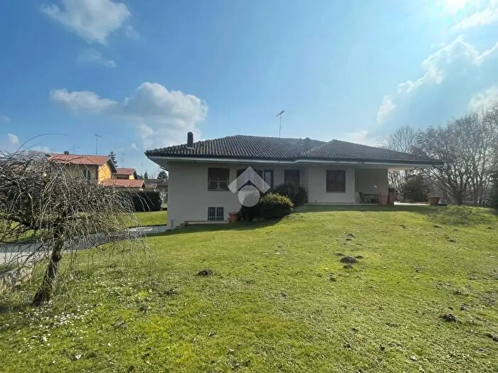 Casa con 8 locali in vendita in Via Divisione Garibaldi, Briga Novarese