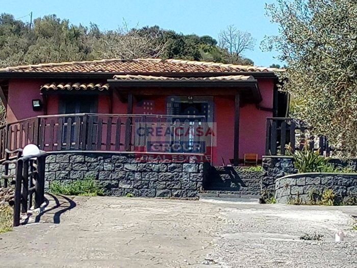Casa con 12 locali in vendita in Strada Regionale Mareneve, Linguaglossa