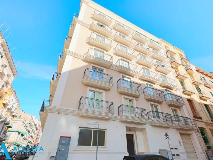 Appartamento quadrilocale in vendita in Via Criscuolo, Taranto