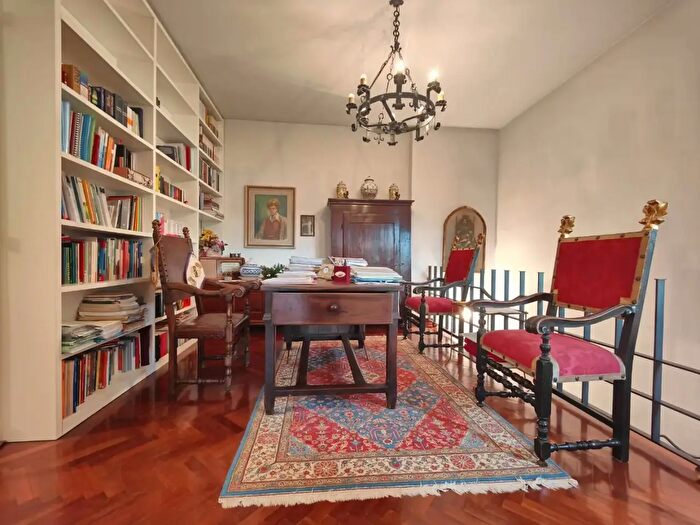 Casa con 14 locali in vendita in Empoli