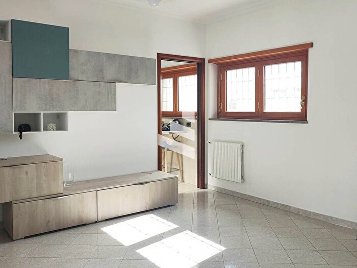 Appartamento trilocale in affitto in Via Paolo Barison, Tintoretto, Roma