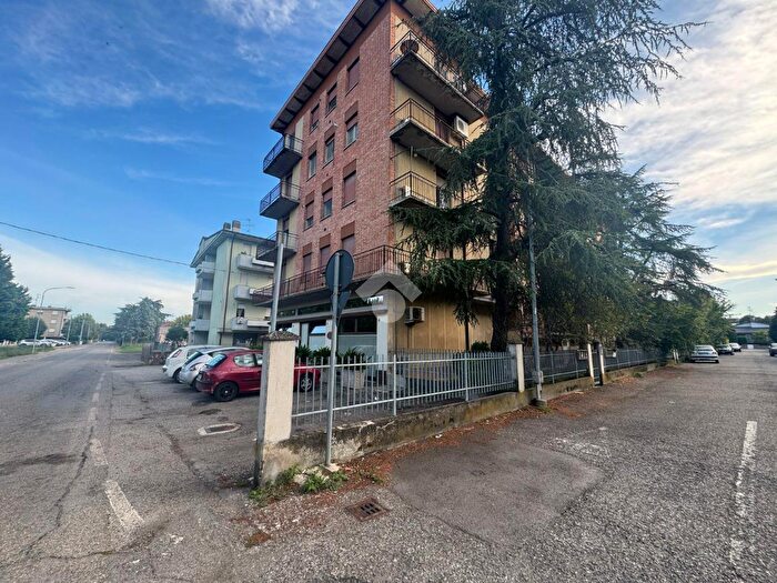 Appartamento quadrilocale in vendita in Via G Leopardi, Castelnovo Di Sotto