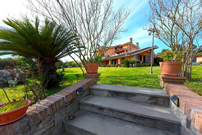 Casa con 14 locali in vendita in Via delle Stagioni Formello, Formello