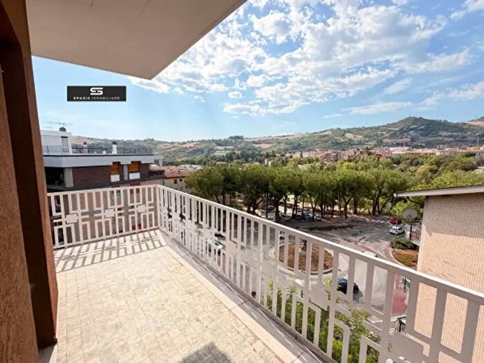 Appartamento con 5 locali in vendita in Via San Marino, Teramo