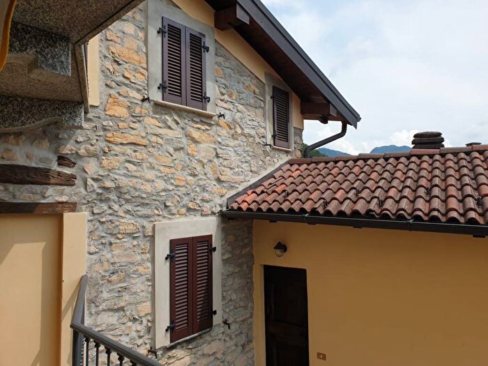 Appartamento trilocale in affitto in Via Gireglio, Castiglione DIntelvi, Centro Valle Intelvi