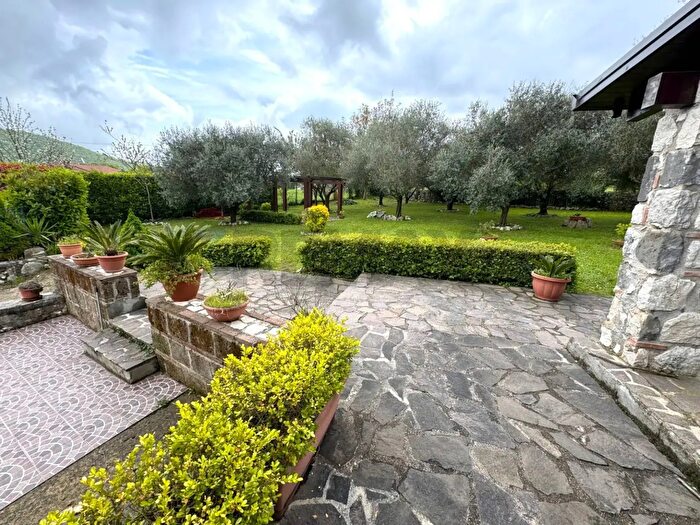 Casa quadrilocale in vendita in Vico Ferradino, Liberi