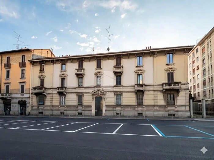 Appartamento trilocale in vendita in Via Francesco Rismondo, Milano