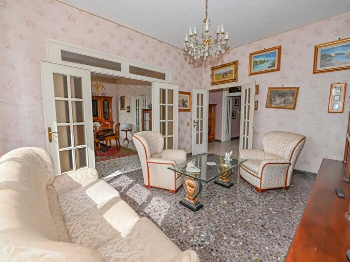 Casa con 10 locali in vendita in Pisa