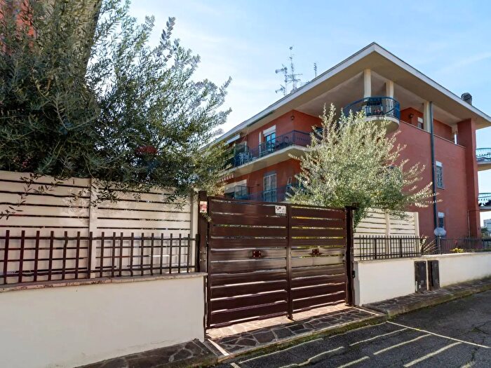 Appartamento con 7 locali in vendita in Via di Torre Gaia, Roma