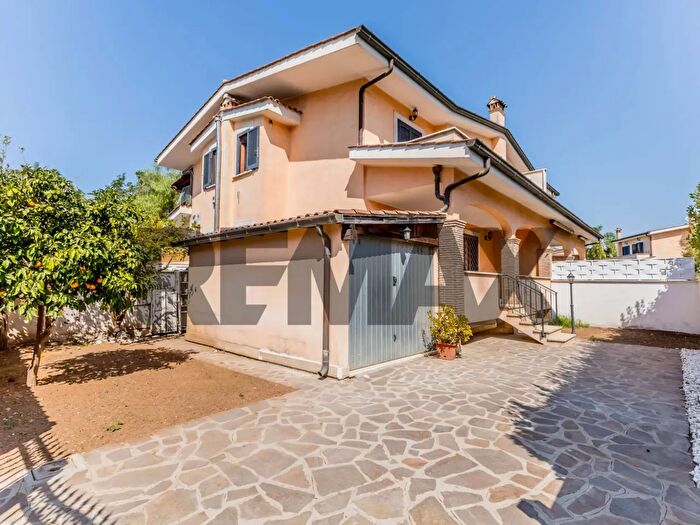 Casa quadrilocale in affitto in Via Lino Liviabella, Roma